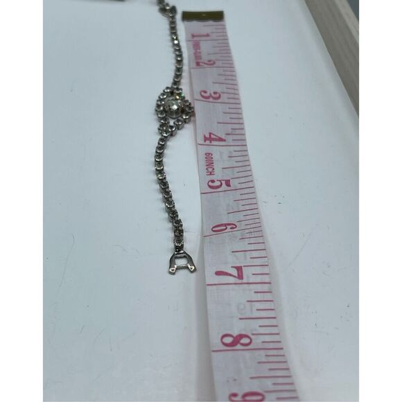 Vintage cut glass shimmering bracelet with ornate decor. - Picture 4 of 7